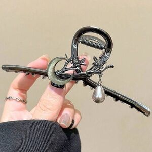 Brand new🖤Elegant Black Hair Clip with Pearl Accent